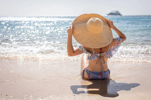 Una Mujer Sombrero Grande Toma Sol Playa Cerca Del Espacio — Foto de Stock