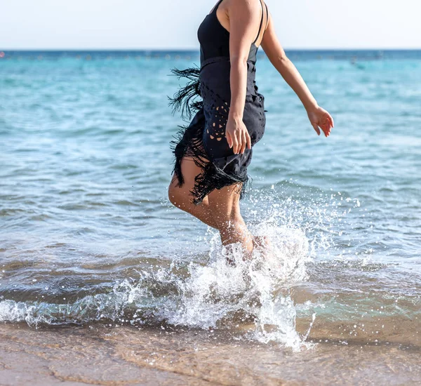 Atractiva Mujer Playa Moja Sus Pies Agua — Foto de Stock