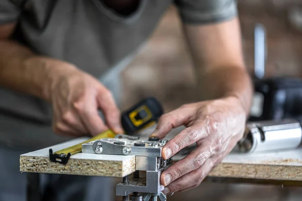 Falegname Nel Processo Uno Strumento Professionale Foratura Precisione Legno — Foto Stock