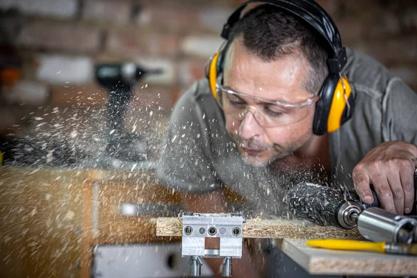 Carpintero Profesional Proceso Perforación Madera Sopla Resto Madera — Foto de Stock