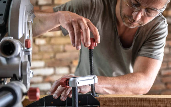 Professional Carpenter Works Circular Saw Miter Saw Workshop — Stock Photo, Image