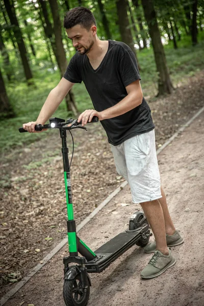 Genç Mutlu Adam Elektrikli Scooter Kullanıyor Ekolojik Ulaşım Konsepti — Stok fotoğraf