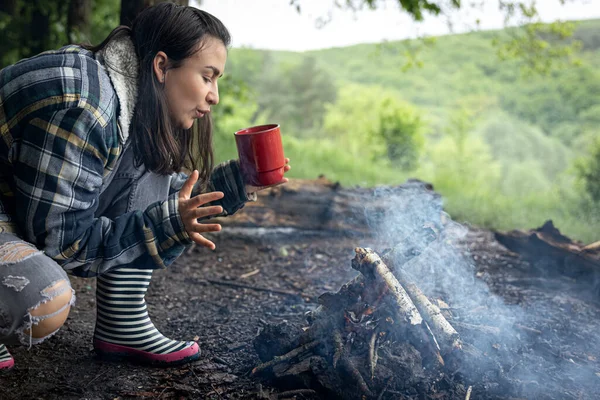 Ein Attraktives Mädchen Mit Einer Tasse Der Hand Wärmt Sich — Stockfoto