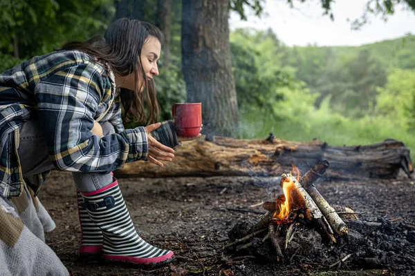 Ein Attraktives Mädchen Mit Einer Tasse Der Hand Wärmt Sich — Stockfoto