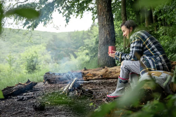 Eine Junge Frau Wärmt Sich Einem Erloschenen Feuer Mit Einer — Stockfoto