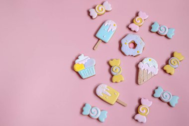 Pembe arkaplan fotokopisi üzerinde parlak zencefilli kurabiye kurabiyeleriyle düz kompozisyon.