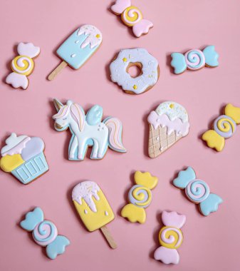 Pembe arka planda parlak zencefilli kurabiyeli düz kompozisyon.