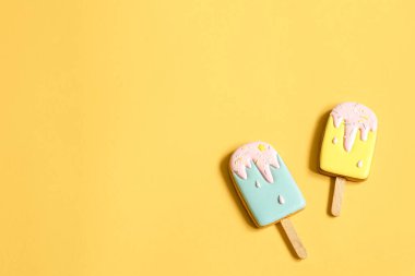 Dondurma şeklinde renkli zencefilli kurabiyeler jöleli çubukta..