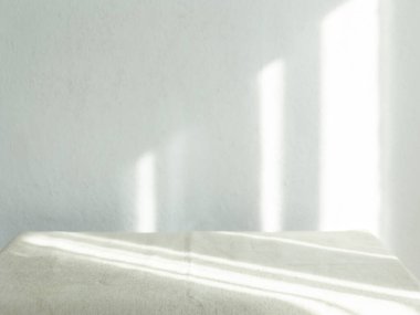 Penceresinde güneş ışığı parlayan boş beyaz duvar - bir fotoğrafı kaplamak için güneş ışınları konsepti.