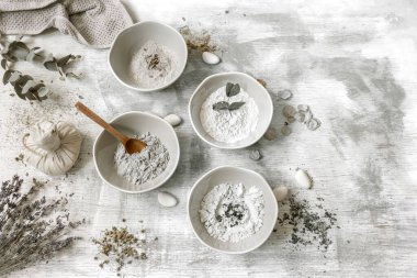 Kozmetolojinin doğal bileşenleri olan kilden yapılmış bir yüz maskesi ile düz bir bileşim..