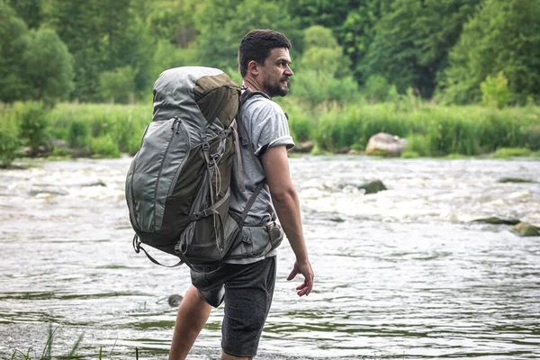 Ein Männlicher Reisender Mit Einem Großen Wanderrucksack Steht Fluss — Stockfoto