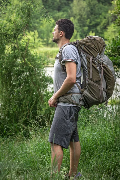 Ein Tourist Mit Einem Großen Rucksack Ist Sommer Fuß Unterwegs — Stockfoto