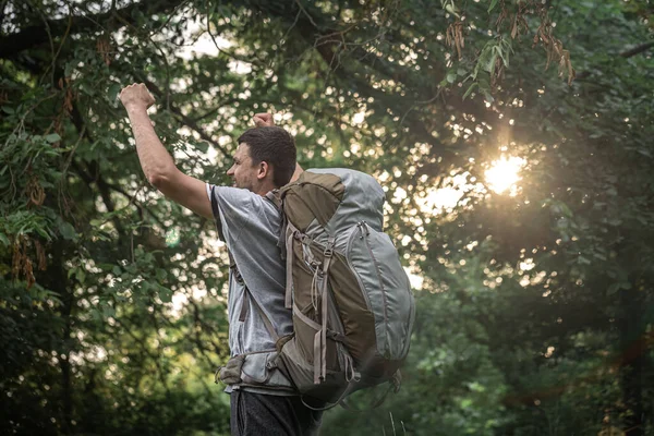 Hiker Hike Large Backpack Blurred Background Forest — Stock Photo, Image