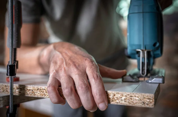 Primer Plano Las Manos Carpintero Proceso Cortar Madera Con Rompecabezas — Foto de Stock