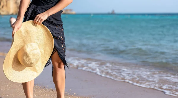 Ein Teil Des Körpers Einer Frau Die Einem Heißen Sommertag — Stockfoto