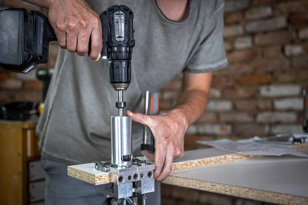 Профессиональный Плотник Работающий Деревом Строительными Инструментами Доме — стоковое фото