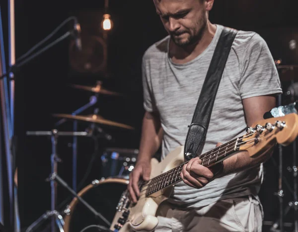 Baixo Guitarrista Toca Guitarra Baixo Quarto Escuro Fundo Turvo — Fotografia de Stock