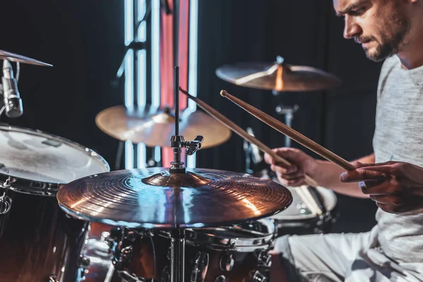 Baterista Masculino Tocando Bateria Uma Sala Escura Com Bela Iluminação — Fotografia de Stock