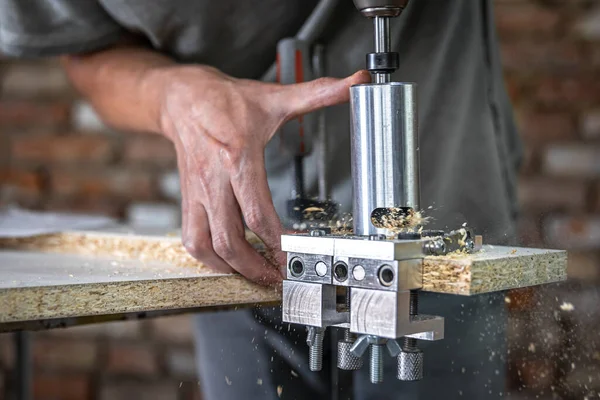 Плотник Работает Профессиональный Инструмент Сверления Древесины — стоковое фото