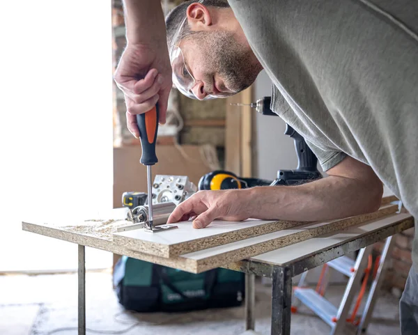 Avvitando Una Vite Autofilettante Foro Fissaggio Metallo Una Striscia Legno — Foto Stock