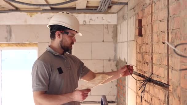 Byggaren Förmannen Står Byggarbetsplatsen Och Titta Projektet Byggnaden — Stockvideo