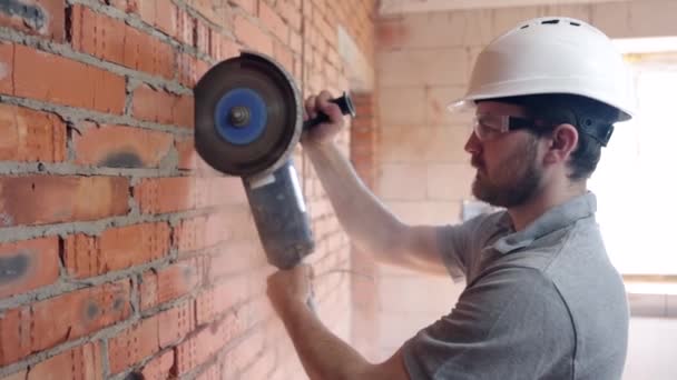 Fachkundiger Handwerker Zerschneidet Bei Reparaturarbeiten Wand Mit Der Elektrischen Scheibensäge — Stockvideo