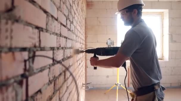 Bouwer Een Muur Aan Het Boren Hij Zal Muren Boren — Stockvideo