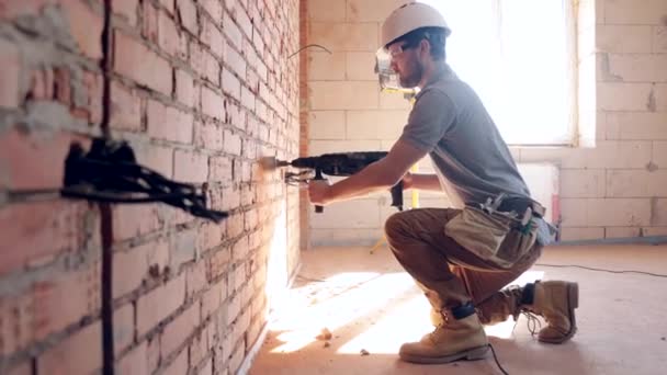 Nşaatçı Bir Duvar Kazıyor Duvarları Delecek Inşaat Konsepti Elektrik Döşeyecek — Stok video