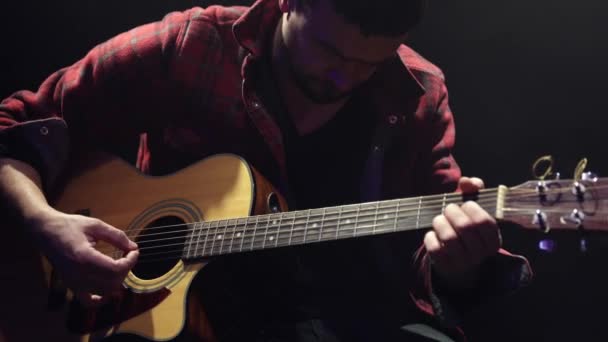 Ein Männlicher Gitarrist Spielt Akkorde Auf Einer Akustischen Gitarre Einem — Stockvideo