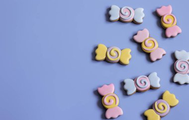 Renkli zencefilli kurabiyeler mavi arkaplan fotokopi alanında jöle kaplı şekerler şeklinde.