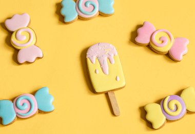 Tatlı şeklinde zencefilli kurabiye ve jöleli dondurma..