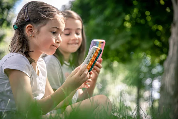 Kleine Mädchen Freien Mit Handys Einem Etui Mit Pickeln Pop — Stockfoto