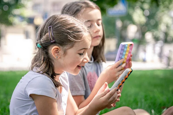 Kleine Lustige Mädchen Freien Mit Handys Einem Etui Mit Pickeln — Stockfoto