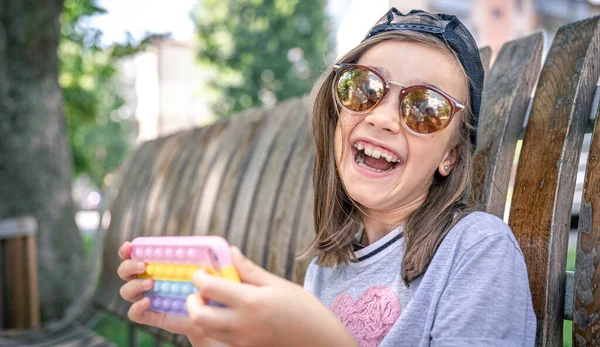 Glückliches Kleines Mädchen Mit Sonnenbrille Und Smartphone Einer Trendigen Hülle — Stockfoto
