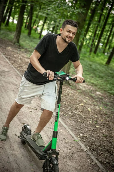 Genç Mutlu Adam Elektrikli Scooter Kullanıyor Ekolojik Ulaşım Konsepti — Stok fotoğraf