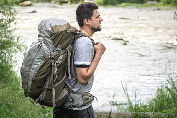 Turista Velkým Batohem Cestuje Pěšky Létě — Stock fotografie