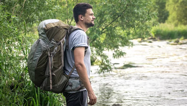 Poblíž Řeky Stojí Muž Velkým Turistickým Batohem — Stock fotografie