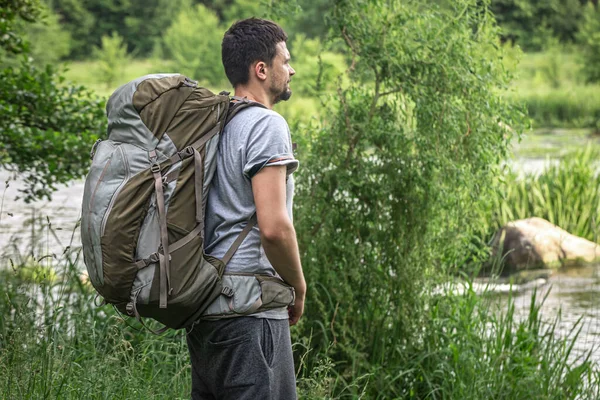 Ein Tourist Mit Einem Großen Rucksack Ist Sommer Fuß Unterwegs — Stockfoto