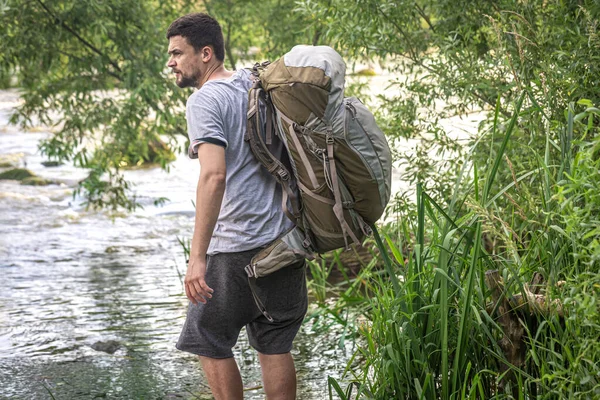 Ein Tourist Mit Einem Großen Wanderrucksack Einem Gebirgsfluss Der Sommerhitze — Stockfoto