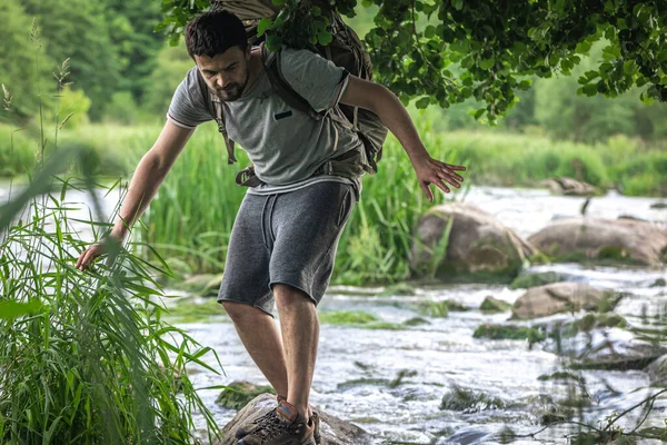 Turista Velkým Turistickým Batohem Letním Vedru Ochlazuje Horské Řeky — Stock fotografie