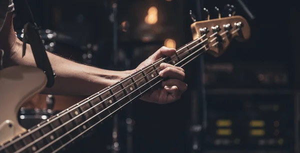 Close Uma Guitarra Baixo Nas Mãos Músico Processo Tocar — Fotografia de Stock