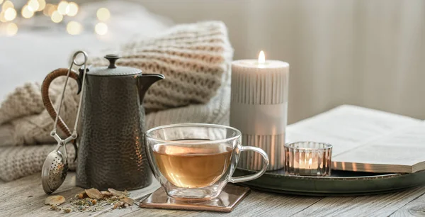 Cozy Νεκρή Φύση Ένα Ποτήρι Τσάι Μια Τσαγιέρα Και Κεριά — Φωτογραφία Αρχείου