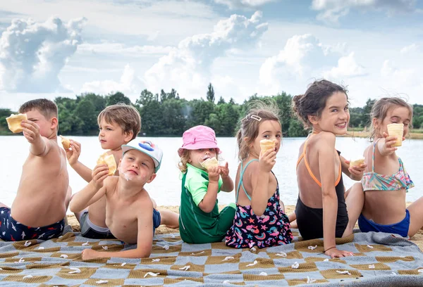 Los Niños Sientan Una Manta Junto Río Relajan Después Nadar — Foto de Stock