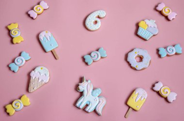 Pembe arka planda parlak zencefilli kurabiyeli düz kompozisyon.