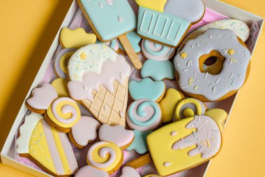 Farklı şekillerde jöleli renkli zencefilli kurabiyeler..