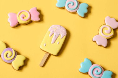 Tatlı şeklinde zencefilli kurabiye ve jöleli dondurma..