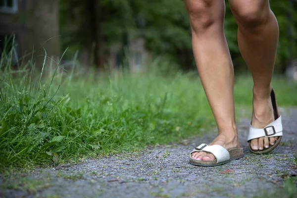Женские Ноги Летних Туфлях Прогулки Природе Среди Травы — стоковое фото
