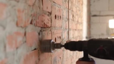 İnşaat işçisi şantiyede kaskını takıyor, inşaat işçisi sıkı şapka giyip çalışmaya hazırlanıyor..