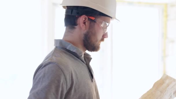 Travailleur Construction Portant Son Casque Équipement Sécurité Sur Chantier Constructeur — Video