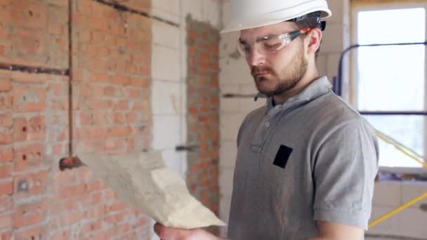 Trabalhador Construção Vestindo Seu Capacete Segurança Local Trabalho Construtor Veste — Vídeo de Stock